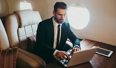 Con tu Mastercard Black Pichincha Miles acumula millas y canjéalas por vuelos y servicios exclusivos.