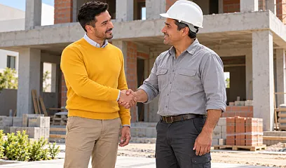 Empresario visitando la construcción de la casa que adquirió con el Crédito Hipotecario Constructor