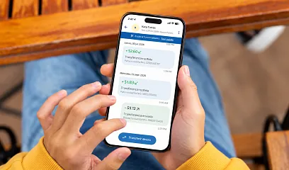 Persona revisando el historial de movimientos con sus contactos en Banca Móvil