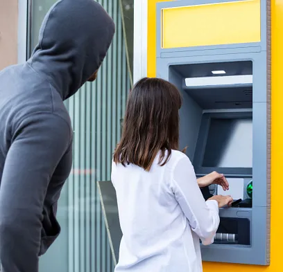 Ten la mayor seguridad en un cajero automático y evita el tipo de estafa en donde los delincuentes instalan un dispositivo donde obtienen tu tarjeta y clave de seguridad