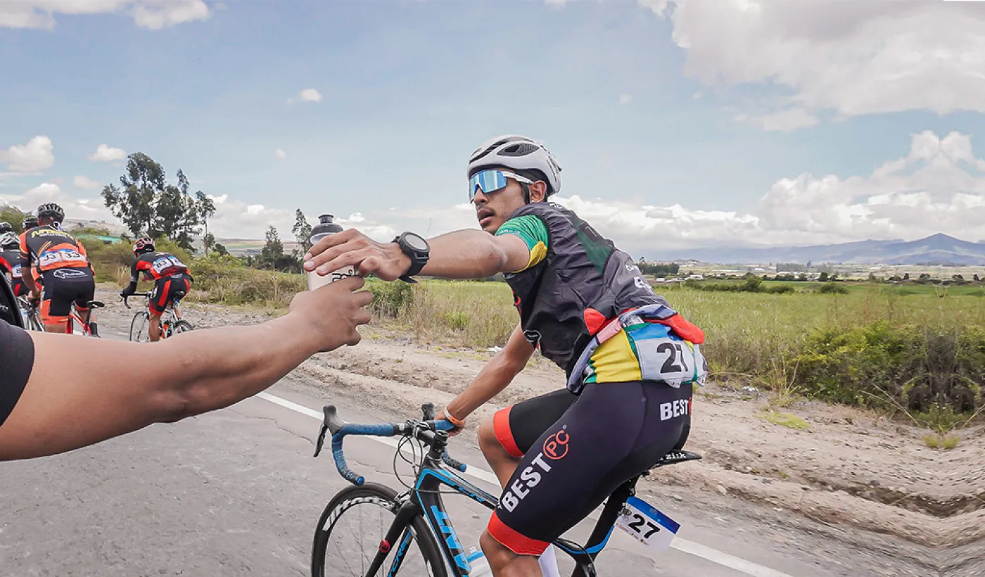 ¿Cómo se alimentan e hidratan los ciclistas en plena carrera? ¿Cómo se alimentan e hidratan los ciclistas en plena carrera?