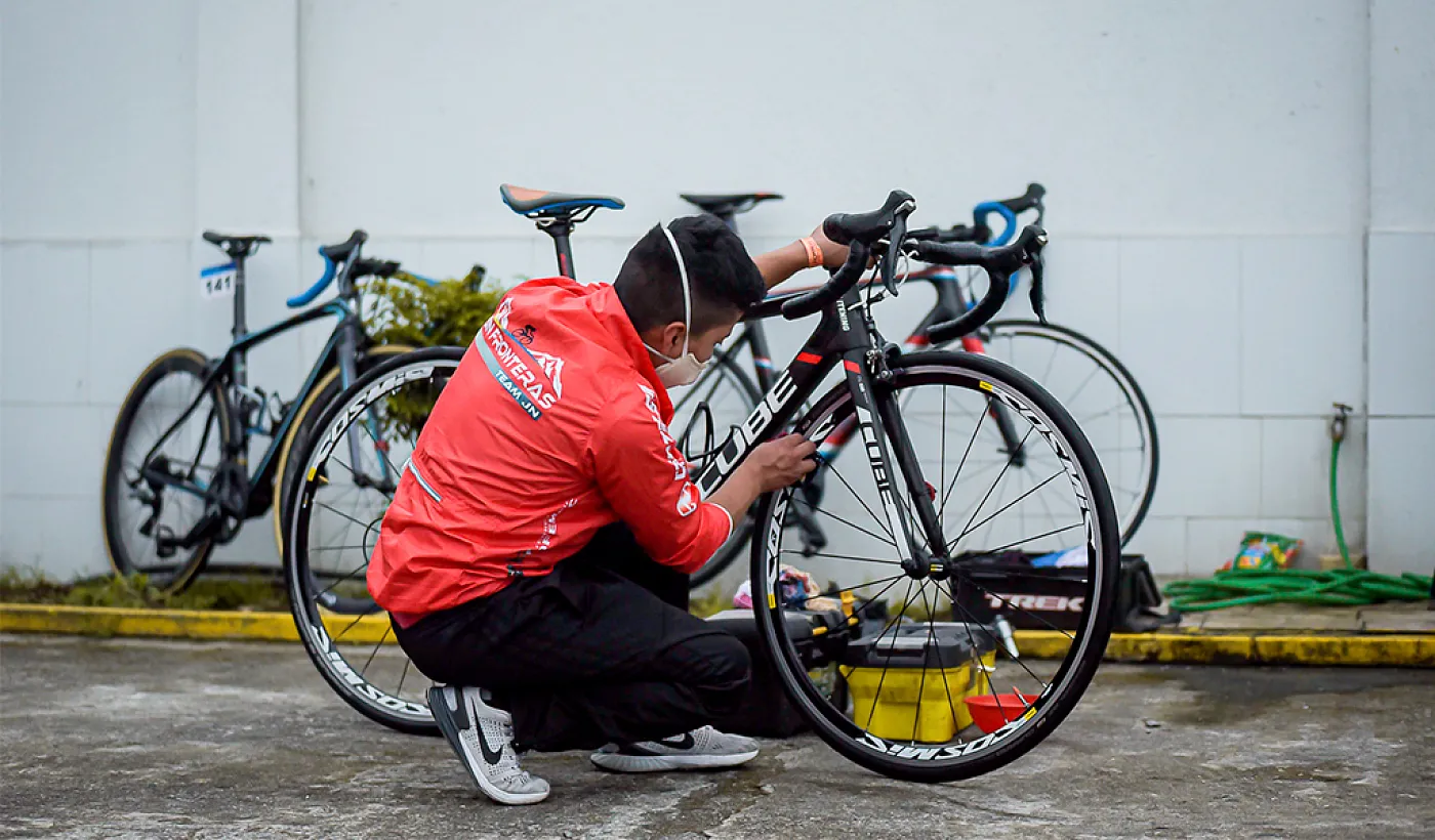 Los mecánicos: los mejores aliados de los ciclistas en la Vuelta al Ecuador Banco Pichincha Los mecánicos: los mejores aliados de los ciclistas en la Vuelta al Ecuador Banco Pichincha