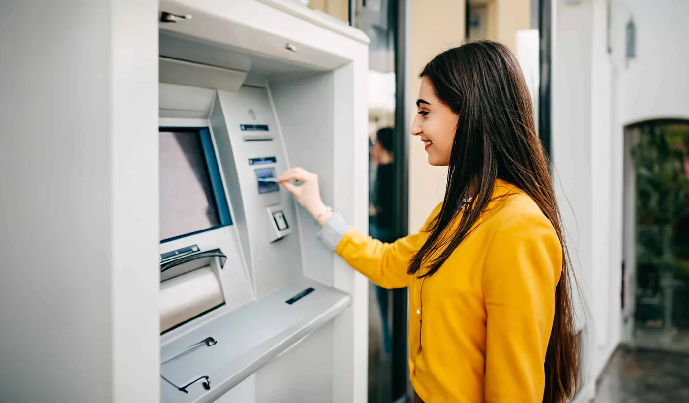 Skimming: qué es y cómo protegerte de este fraude